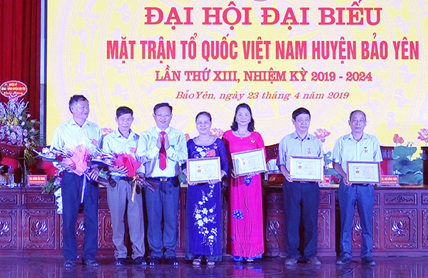 Tặng Kỷ niệm chương Vì sự nghiệp đại đoàn kết dân tộc cho các cá nhân. Tặng Kỷ niệm chương Vì sự nghiệp đại đoàn kết dân tộc cho các cá nhân.