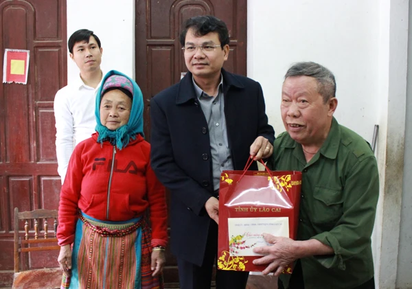 Tặng quà Tết gia đình ông Giáng Seo Phình, thương binh tổn hại 81% sức khỏe ở thôn Phố Cũ, xã Si Ma Cai.