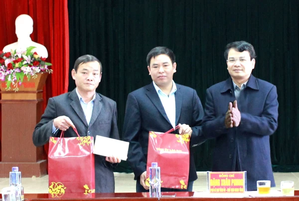 Chủ tịch UBND tỉnh tặng quà Tết cấp ủy, chính quyền xã Nàn Sán.