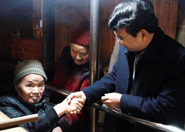 Chủ tịch UBND tỉnh ân cần thăm hỏi và tặng quà Tết gia đình ông Lý Seo Lùng, nguyên là cán bộ lãnh đạo chủ chốt huyện Si Ma Cai.