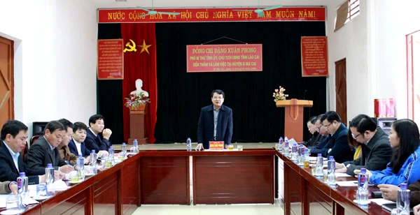 Chủ tịch UBND tỉnh Đặng Xuân Phong làm việc với lãnh đạo chủ chốt huyện Si Ma Cai.