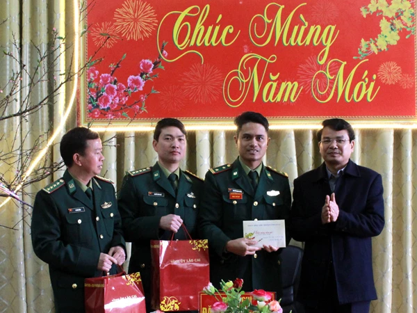 Đồng chí Đặng Xuân Phong chúc Tết cán bộ, chiến sỹ Đồn Biên phòng Si Ma Cai.
