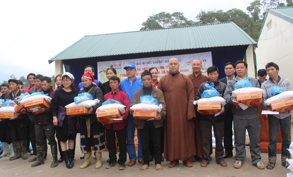 Giáo hội Phật giáo Thành phố Hồ Chí Minh và các nhà hảo tâm trao quà tết cho các hộ nghèo.