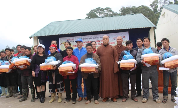 Giáo hội Phật giáo Thành phố Hồ Chí Minh và các nhà hảo tâm trao quà tết cho các hộ nghèo.
