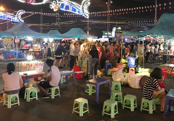 Phố đi bộ thu hút nhiều người.