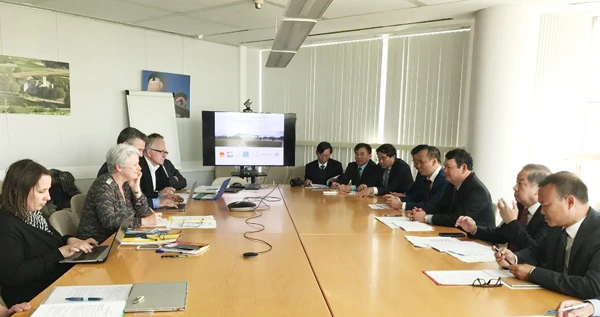 Quang cảnh buổi làm việc giữa Đoàn đại biểu tỉnh Lào Cai và lãnh đạo Hội đồng Vùng Nouvelle Aquitaine (Cộng hòa Pháp).