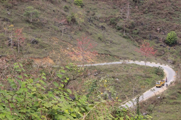 Đường giao thông được đầu tư giúp người dân đi lại thuận tiện hơn.