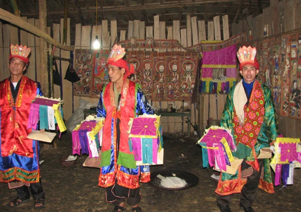 Ghế cấp sắc được trang trí hoa văn cho học trò ngồi khi thụ lễ.