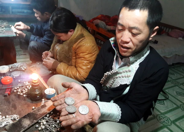 Đồng bạc trắng hoa xòe được người Dao dùng để chế tác đồ trang sức.