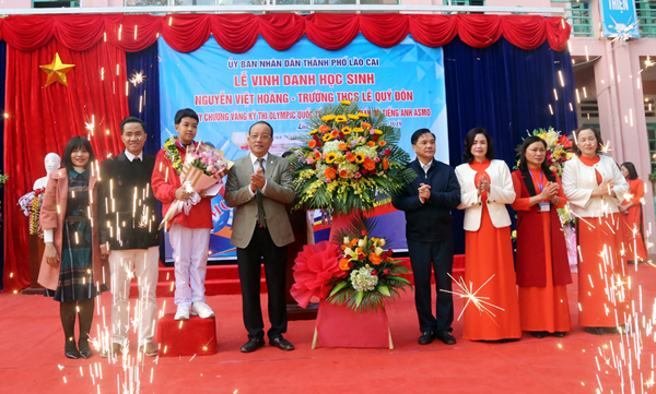Lãnh đạo thành phố Lào Cai trao phần thưởng cho em Nguyễn Việt Hoàng. Lãnh đạo thành phố Lào Cai trao phần thưởng cho em Nguyễn Việt Hoàng.