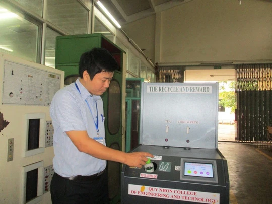 Kỹ sư Trần Hữu Huy hướng dẫn cách sử dụng máy đổi vỏ lon, vỏ chai tự động.