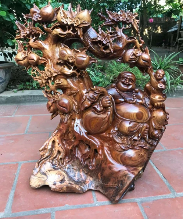 Những tác phẩm nghệ thuật bằng gỗ được tạo nên từ bàn tay khéo léo của những người thợ.