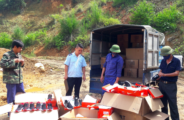 Tổ chức tiêu hủy 140 đôi giày thể thao giả mạo nhãn hiệu Nike.