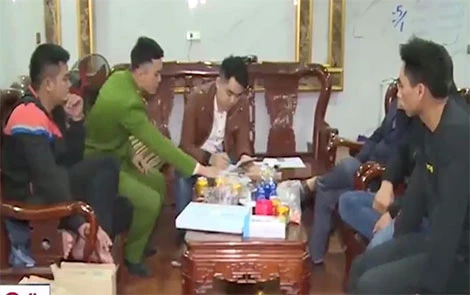 Cán bộ Cục Cảnh sát điều tra tội phạm về kinh tế làm thủ tục khám xét kho chứa hàng lậu.