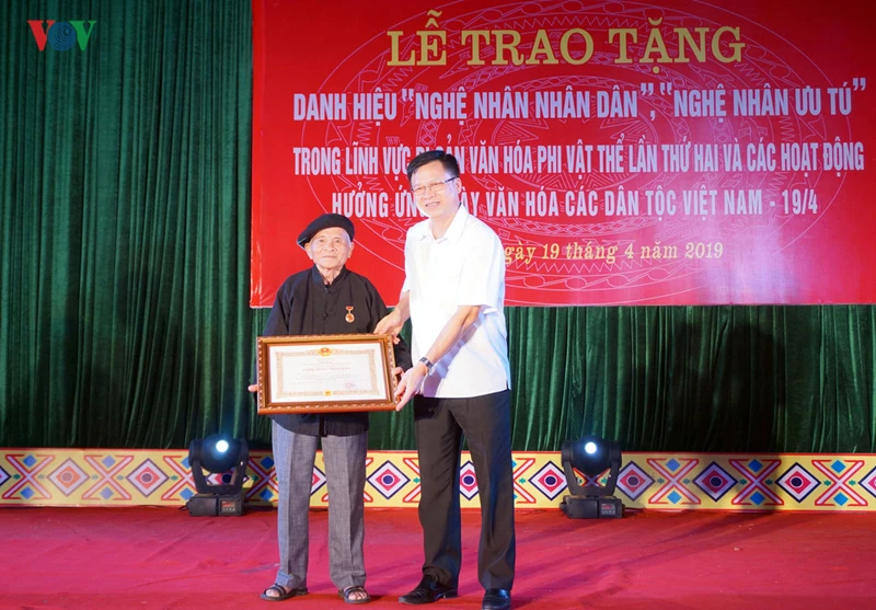 Nghệ nhân Hoàng Hóa vinh dự nhận danh hiệu Nghệ nhân Nhân dân.