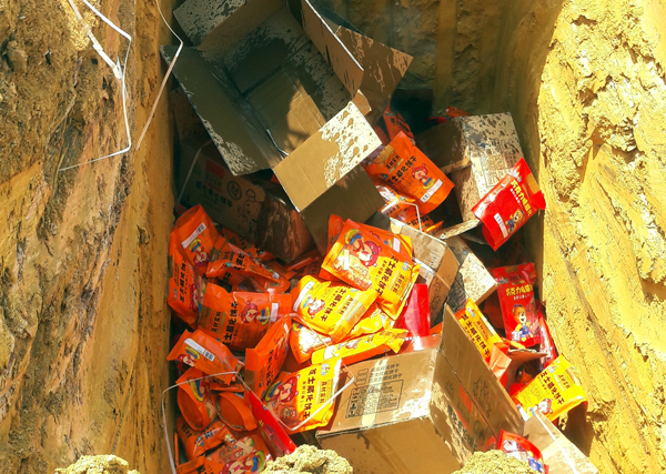 Tiêu hủy số bánh ngọt với bao bì mang nhãn hiệu Trung Quốc.