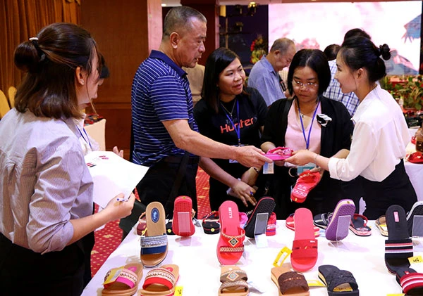 Khách hàng Trung Quốc tham khảo mẫu sản phẩm mới. Khách hàng Trung Quốc tham khảo mẫu sản phẩm mới.