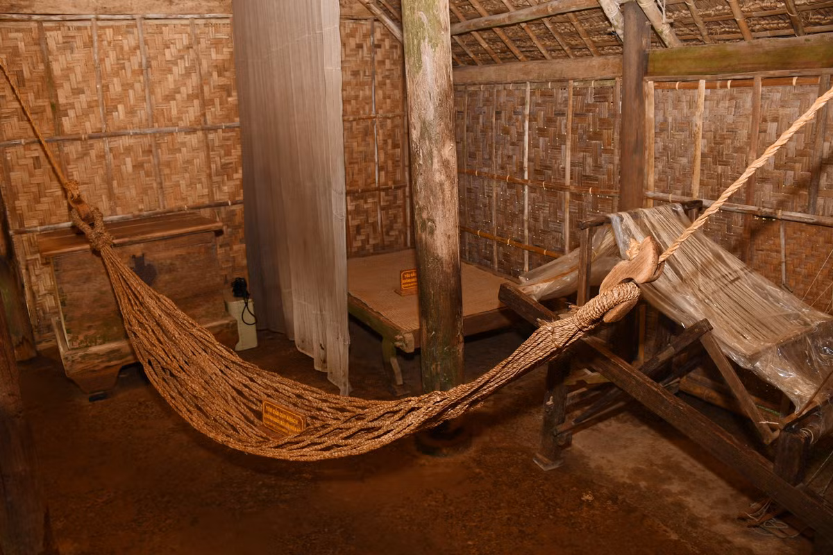 Đường vào ngôi nhà ở quê nội của Bác tại làng Sen. Ngôi nhà bình dị, mang đậm dáng dấp những ngôi nhà miền quê của người Việt. Mỗi người dân khi đến đây đều xúc động trước mái nhà tranh đơn sơ, nhưng rất gần gũi. Du khách đến đây sẽ được lắng nghe những câu chuyện xúc động kể về làng Sen, về chuyến hành trình Bác trở về quê hương sau nhiều năm bôn ba. Làng Hoàng Trù cách làng Sen khoảng 2 km, cùng thuộc xã Kim Liên, huyện Nam Đàn. Nơi đây có cụm di tích Hoàng Trù, nơi Chủ tịch Hồ Chí Minh ra đời. Điểm đầu tiên là ngôi nhà cụ Hoàng Đường (ông ngoại Bác Hồ) và nhà thờ chi nhánh họ Hoàng Xuân (họ ngoại của Bác). Ngôi nhà cũng là nơi thân mẫu của Bác Hồ - Hoàng Thị Loan sinh ra và lớn lên, là nơi thân phụ của Bác Hồ - Nguyễn Sinh Sắc học tập. Góc vườn phía Tây là ngôi nhà của thân phụ Nguyễn Sinh Sắc và thân mẫu Hoàng Thị Loan của Bác khi hai người nên duyên vợ chồng. Ngôi nhà này là nơi Chủ tịch Hồ Chí Minh ra đời và gắn bó những năm tháng tuổi thơ. Những cuốn sách cũ là tài liệu quý để cụ Phó bảng Nguyễn Sinh Sắc đỗ đạt thành tài, gieo những tri thức đầu tiên cho Chủ tịch Hồ Chí Minh. Sau nửa thế kỷ bôn ba vì nước, đến ngày 9/12/1961, Chủ tịch Hồ Chí Minh mới có dịp về thăm lại làng Hoàng Trù. Đây cũng là lần cuối cùng Người về thăm nơi chôn nhau cắt rốn cho đến khi Người đi xa. Đường vào ngôi nhà ở quê nội của Bác tại làng Sen. Ngôi nhà bình dị, mang đậm dáng dấp những ngôi nhà miền quê của người Việt. Mỗi người dân khi đến đây đều xúc động trước mái nhà tranh đơn sơ, nhưng rất gần gũi. Du khách đến đây sẽ được lắng nghe những câu chuyện xúc động kể về làng Sen, về chuyến hành trình Bác trở về quê hương sau nhiều năm bôn ba. Làng Hoàng Trù cách làng Sen khoảng 2 km, cùng thuộc xã Kim Liên, huyện Nam Đàn. Nơi đây có cụm di tích Hoàng Trù, nơi Chủ tịch Hồ Chí Minh ra đời. Điểm đầu tiên là ngôi nhà cụ Hoàng Đường (ông ngoại Bác Hồ) và nhà thờ chi nhánh họ Hoàng Xuân (họ ngoại của Bác). Ngôi nhà cũng là nơi thân mẫu của Bác Hồ - Hoàng Thị Loan sinh ra và lớn lên, là nơi thân phụ của Bác Hồ - Nguyễn Sinh Sắc học tập. Góc vườn phía Tây là ngôi nhà của thân phụ Nguyễn Sinh Sắc và thân mẫu Hoàng Thị Loan của Bác khi hai người nên duyên vợ chồng. Ngôi nhà này là nơi Chủ tịch Hồ Chí Minh ra đời và gắn bó những năm tháng tuổi thơ. Những cuốn sách cũ là tài liệu quý để cụ Phó bảng Nguyễn Sinh Sắc đỗ đạt thành tài, gieo những tri thức đầu tiên cho Chủ tịch Hồ Chí Minh. Sau nửa thế kỷ bôn ba vì nước, đến ngày 9/12/1961, Chủ tịch Hồ Chí Minh mới có dịp về thăm lại làng Hoàng Trù. Đây cũng là lần cuối cùng Người về thăm nơi chôn nhau cắt rốn cho đến khi Người đi xa.