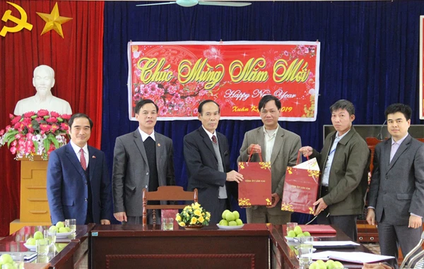 Tặng quà Đảng ủy, UBND xã Bản Cầm.