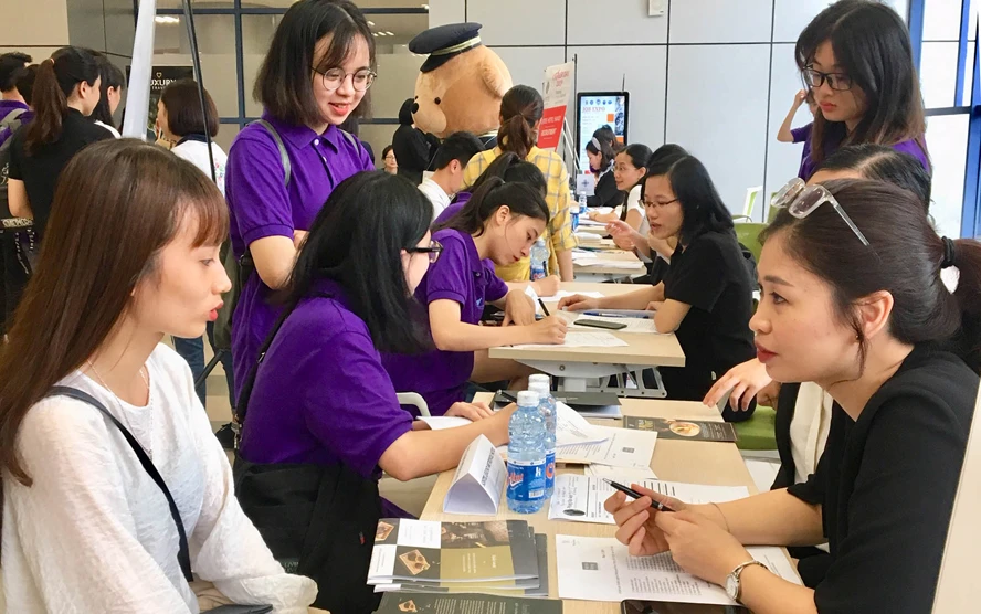 Học sinh tìm hiểu thông tin tuyển sinh đại học tại Ngày hội tư vấn tuyển sinh, hướng nghiệp năm 2019 diễn ra ở Hà Nội.