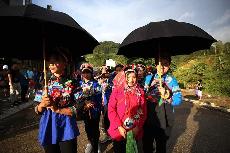 Trình diễn trang phục truyền thống của người dân bản địa qua các tuyến phố chính của thị trấn Bắc Hà. Tái hiện đám cưới người dân tộc Phù Lá. Tái hiện lễ cấp sắc của người Dao. Thiếu nữ người Nùng. Các kỵ mã tham dự Festival “Vó ngựa cao nguyên trắng Bắc Hà” năm 2019 diễu hành đường phố. Lễ hội bắt đầu từ dinh Hoàng A Tưởng và kết thúc tại ngã 5 – khu vực trước cổng đền Bắc Hà.