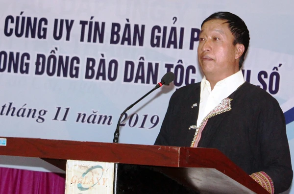 Đại diện thầy mo huyện Bát Xát tham luận tại hội nghị.
