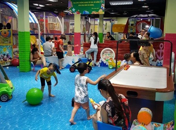 Khu vui chơi Kids’ Land có đông phụ huynh và các em nhỏ.