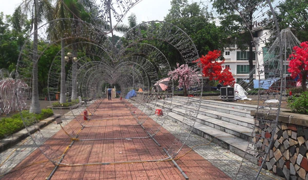 Bên trong khu vực Công ty TNHH The Royal Việt Nam quây bạt để tổ chức trình chiếu hiệu ứng ánh sáng đèn led.
