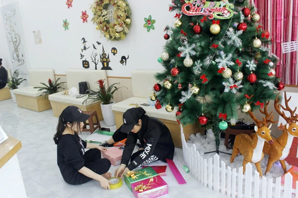 Các nhà hàng, quán cà phê, trà sữa đang tập trung trang trí Giáng sinh.