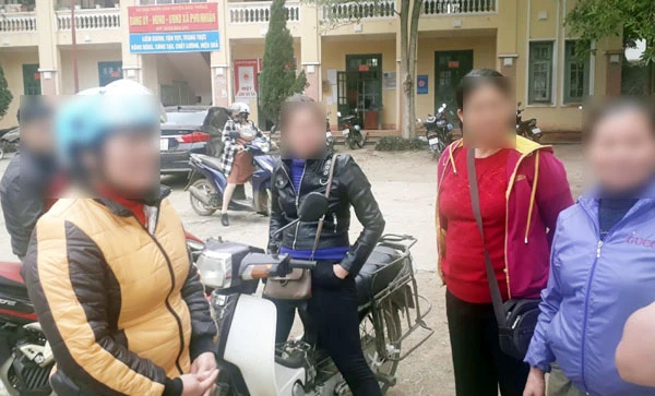 Rất đông người dân kéo đến trụ sở UBND xã Phú Nhuận trình báo với đoàn công tác của Công an huyện Bảo Thắng.