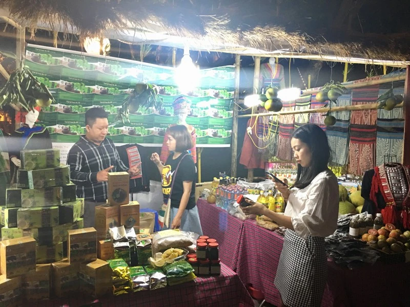 Các đặc sản của tỉnh Hà Giang được bày bán.