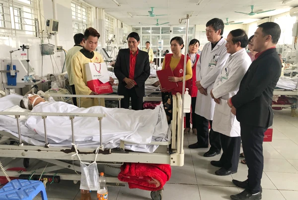 Trao quà tết cho bệnh nhân đang điều trị tại Khoa Hồi sức tích cực, Bệnh viện Đa khoa tỉnh.