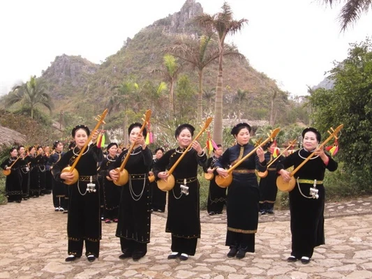 Thực hành hát Then.
