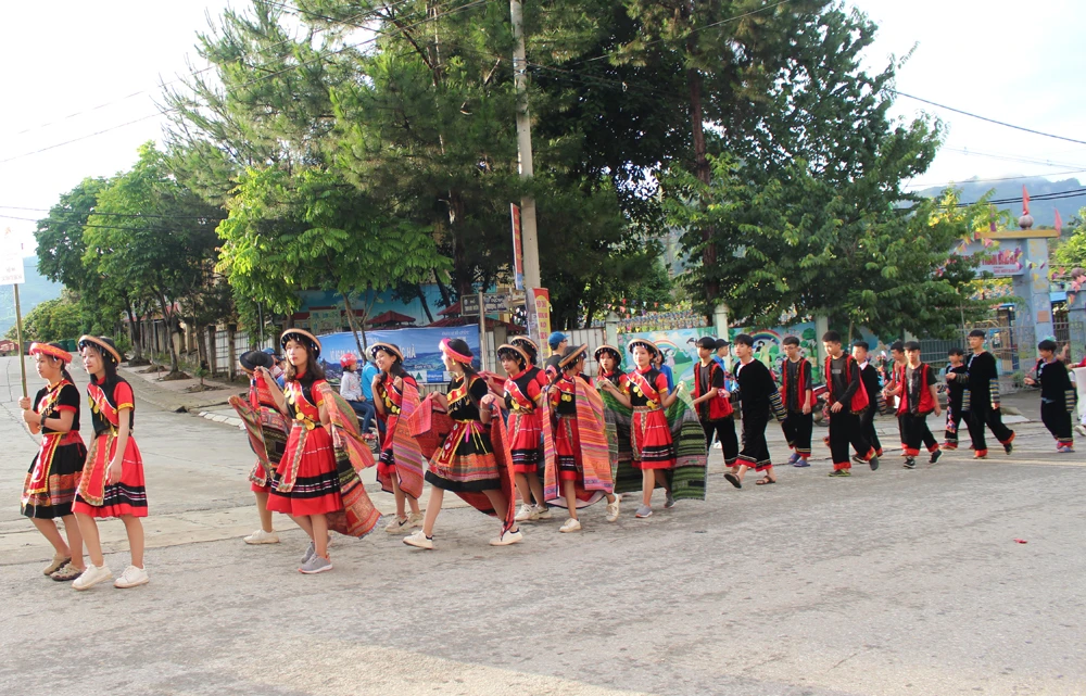 Trình diễn trang phục truyền thống của người dân bản địa qua các tuyến phố chính của thị trấn Bắc Hà. Tái hiện đám cưới người dân tộc Phù Lá. Tái hiện lễ cấp sắc của người Dao. Thiếu nữ người Nùng. Các kỵ mã tham dự Festival “Vó ngựa cao nguyên trắng Bắc Hà” năm 2019 diễu hành đường phố. Lễ hội bắt đầu từ dinh Hoàng A Tưởng và kết thúc tại ngã 5 – khu vực trước cổng đền Bắc Hà.