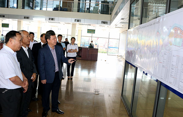 Đồng chí Lê Ngọc Hưng, Phó Chủ tịch UBND tỉnh Lào Cai giới thiệu quy hoạch chung Khu Kim Thành – Bản Vược với Đoàn công tác châu Hồng Hà.