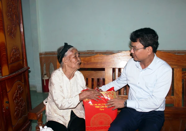 Chủ tịch UBND tỉnh thăm hỏi, tặng quà bà Phạm Thị Mít. Chủ tịch UBND tỉnh thăm hỏi, tặng quà bà Phạm Thị Mít.