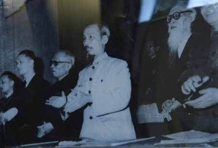 Bác Hồ nói về phê bình và tự phê bình.