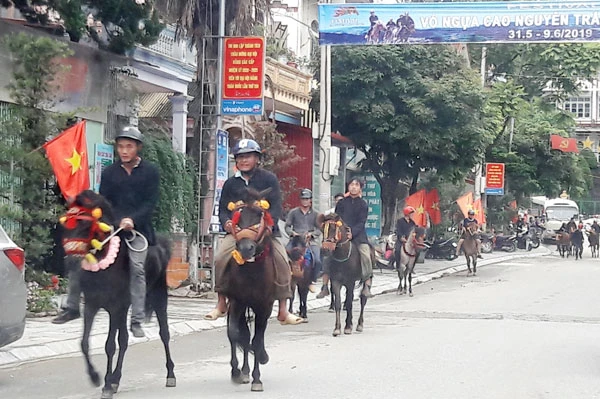 Trình diễn trang phục truyền thống của người dân bản địa qua các tuyến phố chính của thị trấn Bắc Hà. Tái hiện đám cưới người dân tộc Phù Lá. Tái hiện lễ cấp sắc của người Dao. Thiếu nữ người Nùng. Các kỵ mã tham dự Festival “Vó ngựa cao nguyên trắng Bắc Hà” năm 2019 diễu hành đường phố. Lễ hội bắt đầu từ dinh Hoàng A Tưởng và kết thúc tại ngã 5 – khu vực trước cổng đền Bắc Hà.