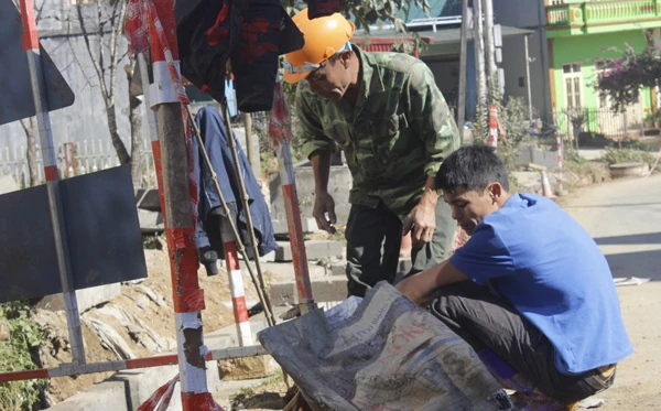 Những công nhân trên công trường xây dựng.