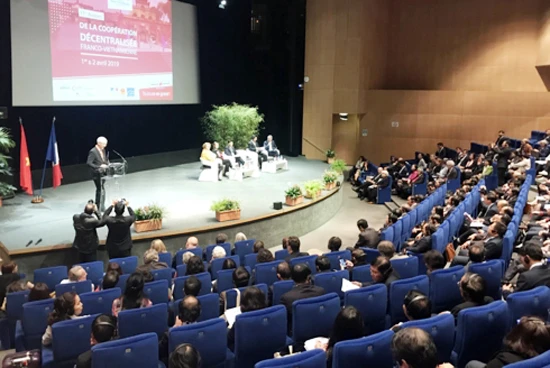 Tham dự Hội nghị có đại diện lãnh đạo 24 tỉnh, thành phố của Việt Nam, 18 tỉnh và vùng của Pháp.