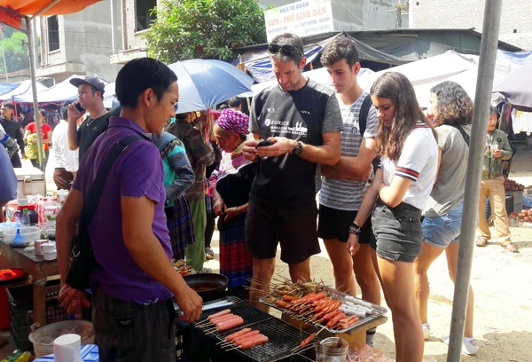 Chợ phiên Sín Chéng (Si Ma Cai) hấp dẫn du khách nước ngoài ảnh 6