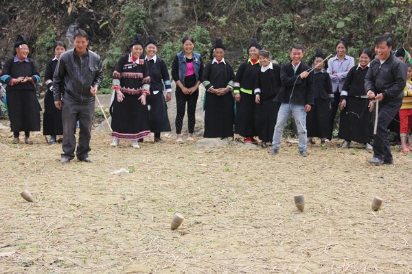 Thanh niên dân tộc Thu Lao chơi đánh cù.
