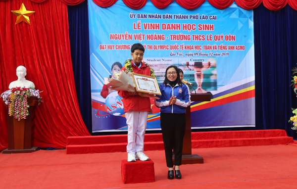 Em Nguyễn Việt Hoàng nhận Bằng khen của Hội đồng Đội tỉnh Lào Cai. Em Nguyễn Việt Hoàng nhận Bằng khen của Hội đồng Đội tỉnh Lào Cai.