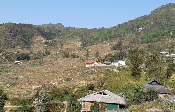 Phân hiệu Sông Lẫm ở lưng chừng núi, đây là phân hiệu khó khăn nhất xã Tả Củ Tỷ. Những đứa trẻ phải dậy sớm đi bộ để kịp giờ đến lớp. Nếu ở thành phố, những em nhỏ này sẽ được bố mẹ đưa đón, nhưng ở đây các em phải tự lập từ sớm. Nhanh bước chân đến trường. Thầy giáo trẻ vận động cha mẹ đưa con đến trường. Lớp học mầm non ghép từ 2 đến 5 tuổi. Thầy giáo Lèng Seo Mẩu, một người con của Tả Củ Tỷ nay đứng lớp để dạy chữ cho con em đồng bào mình. Ngoài giờ học, các em cũng được dạy kỹ năng sống cần thiết. Đường đến trường còn gập ghềnh, nhưng con chữ sẽ mang đến cho các em tương lai tươi sáng hơn.