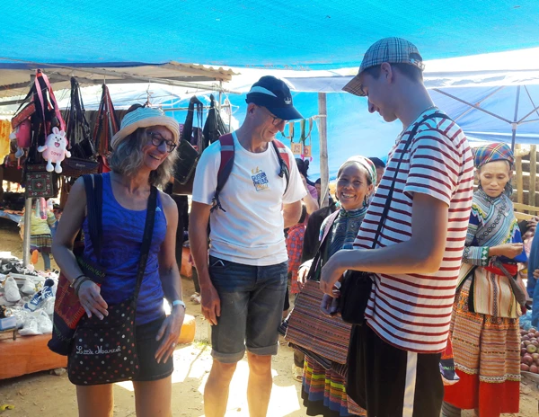 Chợ phiên Sín Chéng (Si Ma Cai) hấp dẫn du khách nước ngoài ảnh 5