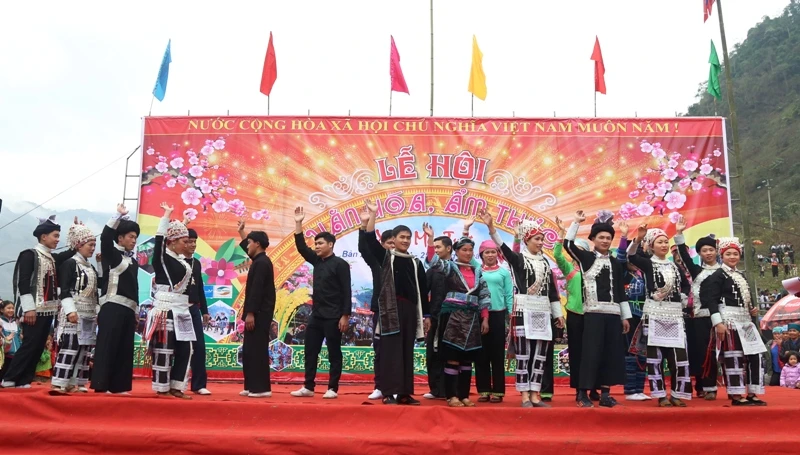 Màn trình diễn trang phục dân tộc.