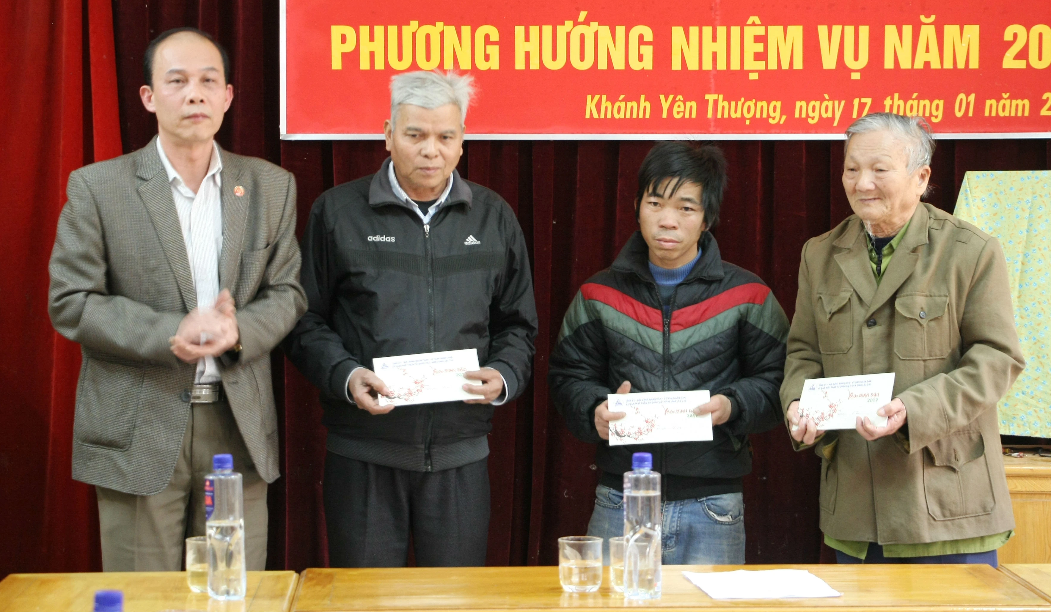 Tặng quà xã Khánh Yên Thượng. Tặng quà các cá nhân tại xã Khánh Yên Thượng.