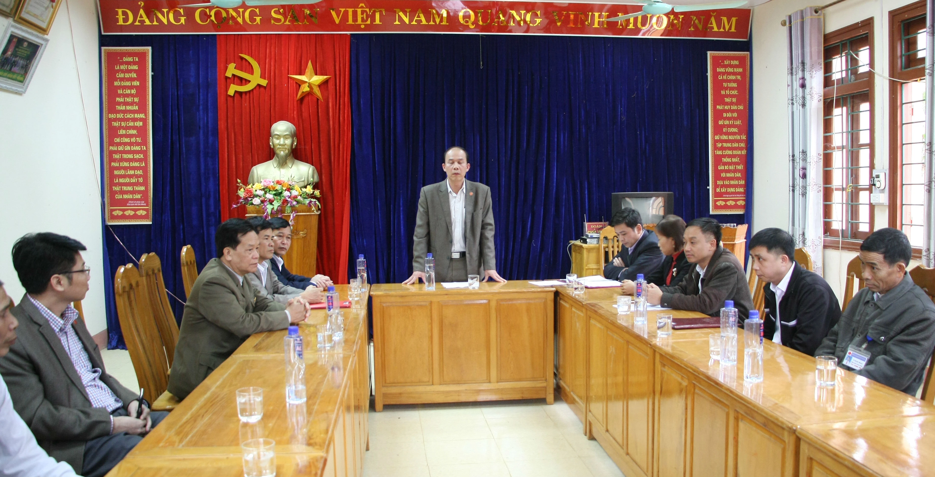 Đoàn thăm hỏi, chúc tết cán bộ và nhân dân xã Khánh Yên Trung. Thăm người cao tuổi có hoàn cảnh khó khăn tại xã Khánh Yên Trung.