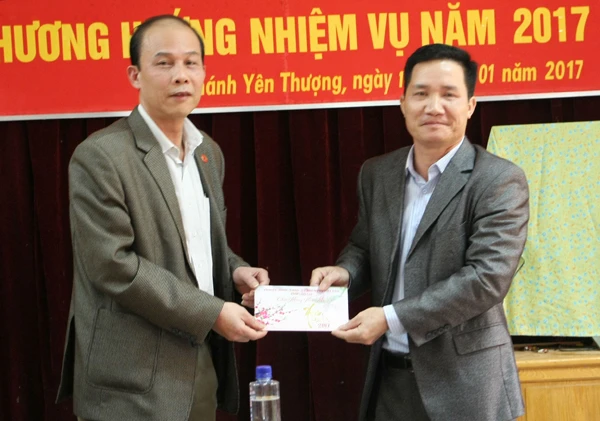 Thăm và tặng quà tập thể, cá nhân tại huyện Văn Bàn nhân dịp tết Đinh Dậu ảnh 4