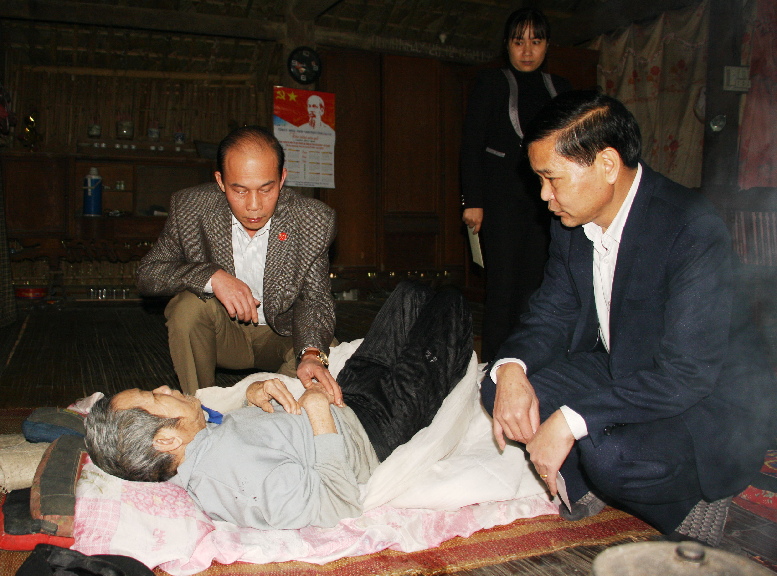 Thăm và tặng quà tập thể, cá nhân tại huyện Văn Bàn nhân dịp tết Đinh Dậu ảnh 2